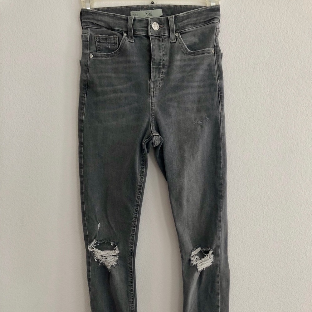 Cute gray jeans!